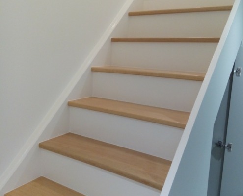 rénovation et mise en peinture d'un escalier en bois à Chécy