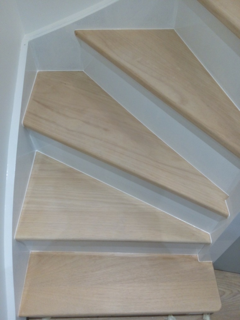 marches d'un escalier en bois rénové par Deco Peint