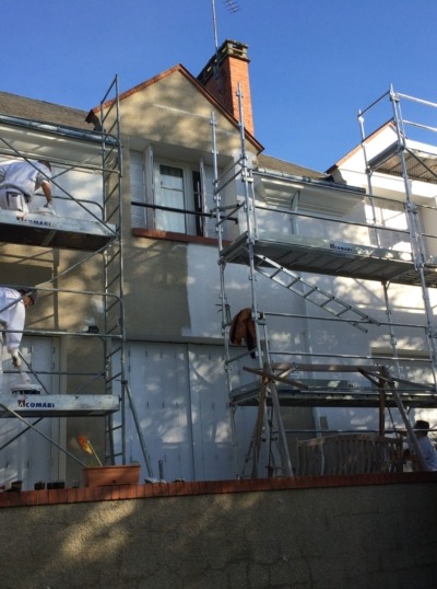 façade de maison en cours de ravalement