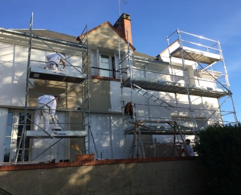 façade de maison en cours de ravalement