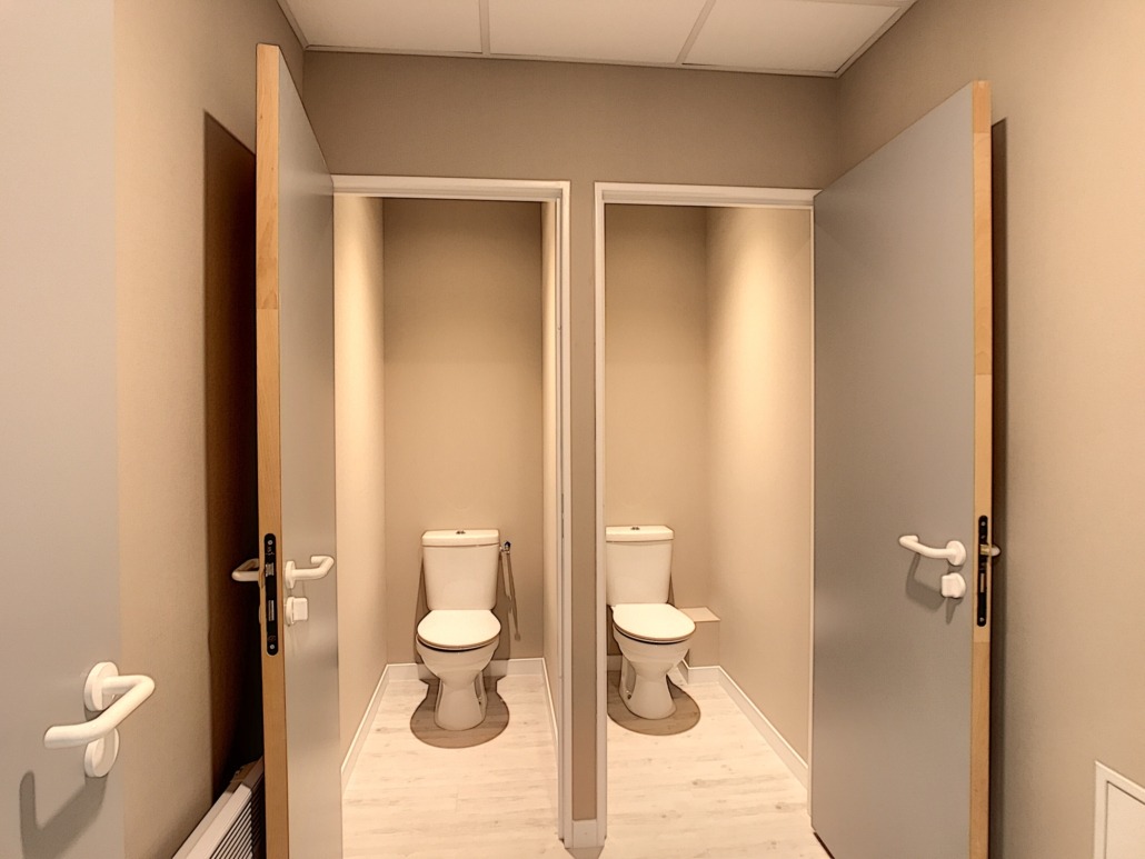 Rénovation toilettes de bureau à Orléans