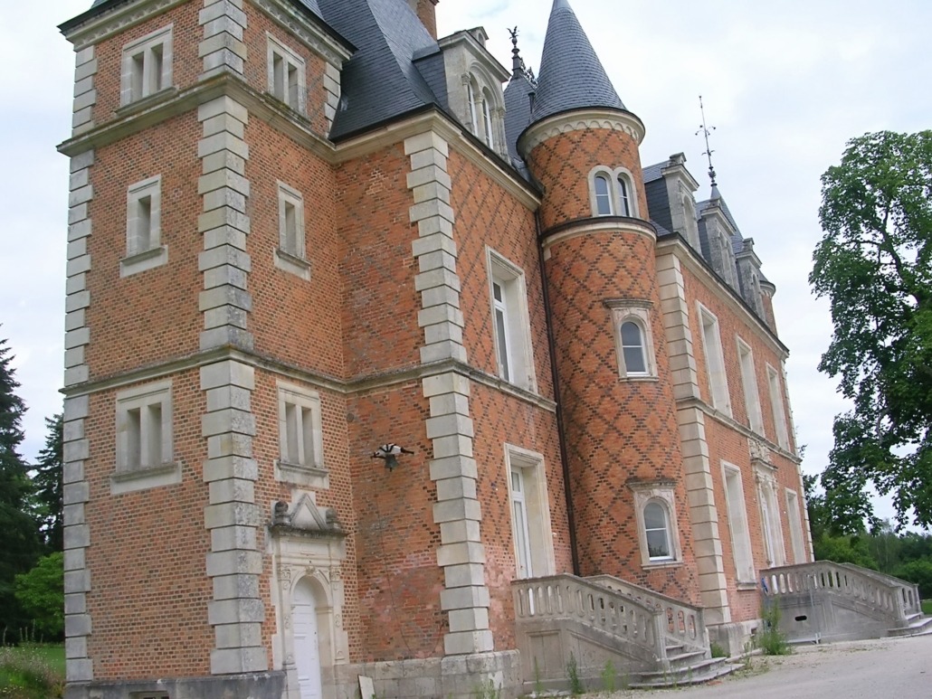 Rénovation haut de gamme d’un château en Sologne by DECOPEINT