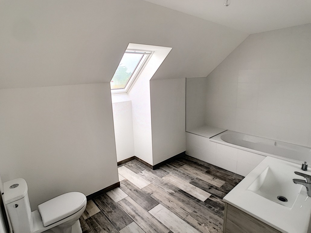 Salle de bain d'une maison neuve peinte en blanc par Deco Peint