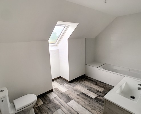 Salle de bain d'une maison neuve peinte en blanc par Deco Peint