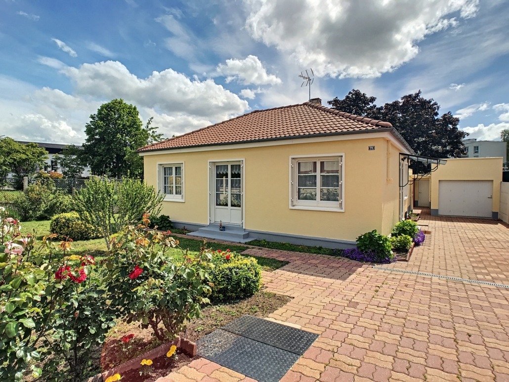 Ravalement des façades d’une maison à Orléans by DECOPEINT