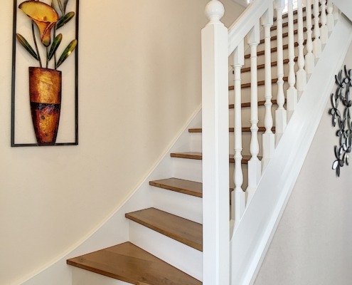 escalier modernisé, peint en blanc marche et garde corps