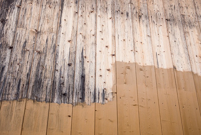 Décaper le vernis d'un meuble en bois par aérogommage